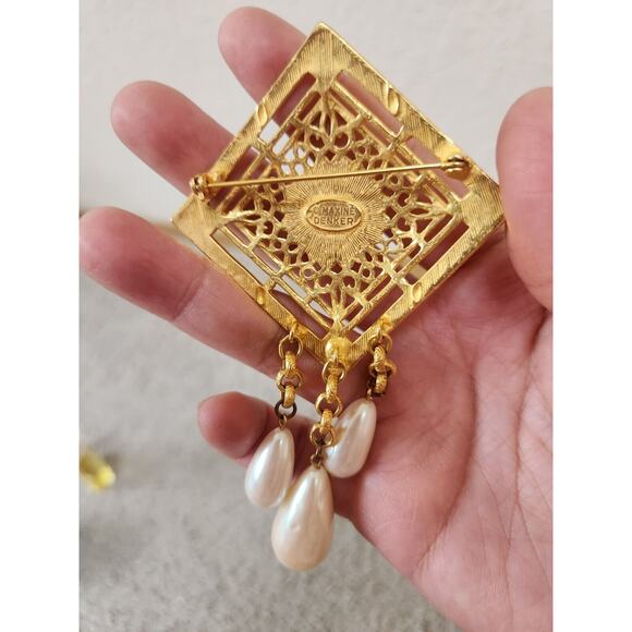Maxine Brooch Denker Matte Gold Tone & Faux Pearl Classic‎ Stunning Design - Picture 5 of 5